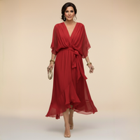 Robe en mousseline rouge foncé à col V, manches kimono, ceinture nouée, longueur midi