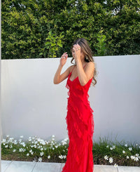 Robe longue à volants rouge à fines bretelles, volants en cascade et silhouette près du corps