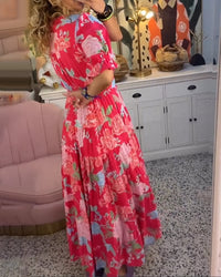 Robe longue rouge à col en V, vue de côté, manches bouffantes, imprimé floral.
