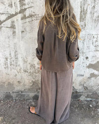 Ensemble deux pièces gris : haut et pantalon ample, vue de dos, ceinture nouée