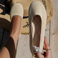 Ballerines en tissu beige clair à enfiler, semelle noire, décor perles à l’avant