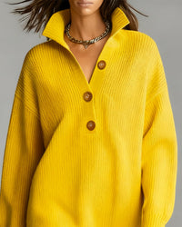 Pull élégant jaune à col en V, grosses mailles et boutons sur le devant