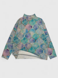 Pull col cheminée, motifs géométriques pastel avec rehauts dorés, coupe ample.