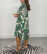 Robe midi vert et blanc imprimée, vue de côté, col en V et boutonnage