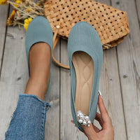 Ballerines en maille bleu clair à enfiler, semelle noire, décor perles à l’avant