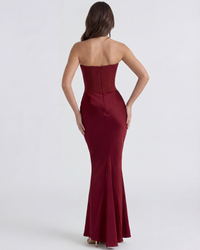 Robe longue bordeaux vue de dos, fermeture centrale, drapé à la taille, silhouette sirène.