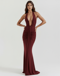 Robe longue bordeaux col halter, décolleté plongeant, fronces verticales et silhouette moulante.