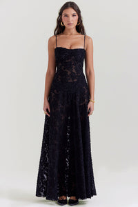 Robe longue noire à bretelles fines, dentelle florale, silhouette évasée