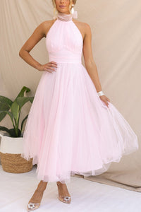 Robe chic en tulle blanc cassé, col montant et bretelles croisées, jupe volumineuse.