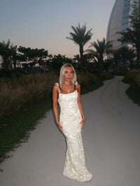 Robe longue crème à bretelles fines, motif floral, coupe longue ajustée