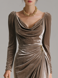 Robe midi marron en satin, encolure drapée, bijou sur la hanche, manches longues