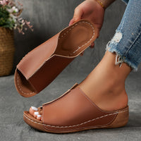 Sandales bohèmes rose poudré, bout ouvert, semelle compensée brune, coutures fines