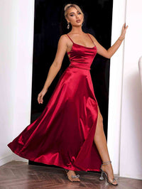 Robe longue en satin Alessia™, rouge bordeaux, col dégagé, jupe évasée, fente