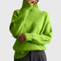 Pull col roulé vert à motif géométrique, manches longues et côtes côtelées.