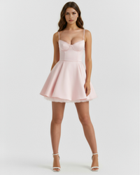 Robe courte rose poudré à bretelles fines, jupe évasée, bordure en dentelle