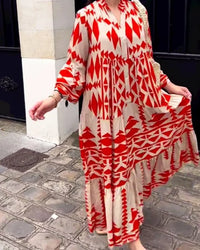 Robe-chemise rouge et écru à motifs géométriques, manches longues, coupe ample.