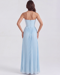 Robe longue bleu clair vue de dos, sans bretelles, jupe plissée jusqu’aux chevilles