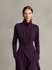 Robe violette drapée à encolure haute, manches longues, superposition asymétrique