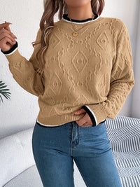 Pull en maille kaki, col rond côtelé, boutons décoratifs, poignets rayés noir et blanc