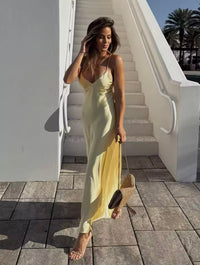 Robe longue satinée jaune clair à fines bretelles et décolleté en V