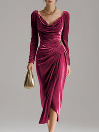 Robe midi rose fuchsia en satin, drapé au décolleté, manches longues, fente asymétrique