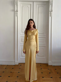 Robe longue ivoire à manches longues, coupe près du corps