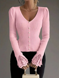 Pull col V texturé rose, manches longues, boutons devant et poignets en dentelle