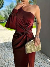 Robe longue de soirée bordeaux, une épaule, drapée, fente haute et poignée.