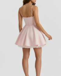 Robe courte rose poudré vue dos, bretelles fines, jupe évasée, dentelle