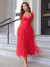 Robe de cérémonie rouge à bretelles, corsage cintré, jupe en tulle mi-longue