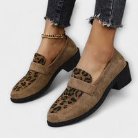 Mocassins daim beige, talon bloc noir, empiècement léopard, bride et bout arrondi