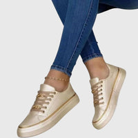 Chaussures orthopédiques beiges à lacets, liseré doré et bride chaînette