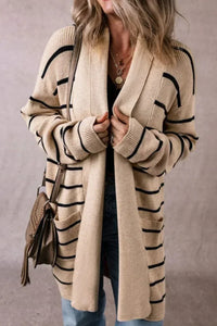 Cardigan beige khaki ouvert à rayures noir et beige, manches longues, col ouvert.