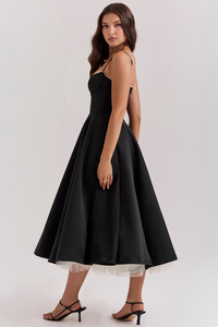 Robe midi noire satin et tulle, bretelles fines, coupe évasée sur le côté