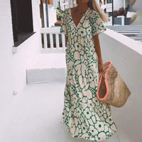 Robe longue vert motif floral abstrait, encolure en V, manches courtes, silhouette fluide.