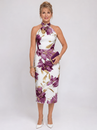Robe midi dos nu blanche à fleurs violettes, sans manches, encolure haute nouée, taille ajustée