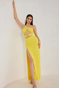 Robe longue jaune avec buste noué et découpes, fente au centre, tombé fluide.