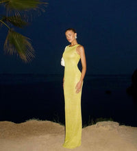 Robe longue sans manches jaune pailletée, silhouette près du corps, pose debout