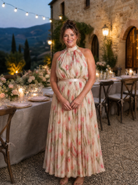 Robe midi à imprimé floral rose et vert, encolure haute, ceinture, jupe plissée.