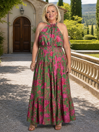 Robe midi sans manches motif floral rose et vert, encolure haute drapée, tombé ample.
