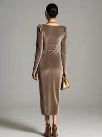 Robe midi marron en satin, dos ajusté, manches longues, fente asymétrique