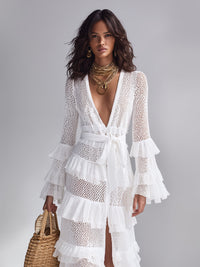Cardigan long ajouré blanc à encolure V, ceinture nouée et volants étagés