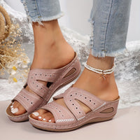 Sandales orthopédiques légères roses à bout ouvert, brides larges et décor ajouré.