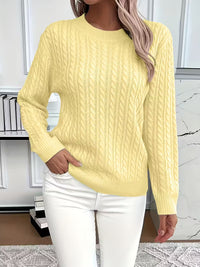 Pull en maille ajourée jaune, col rond, manches longues, torsades.