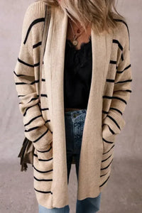 Cardigan ouvert beige khaki à rayures horizontales noir, manches longues, poches discrètes.