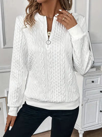 Pull blanc à torsades, fermeture éclair au col, manches longues