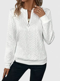 Pull blanc à zip discret, encolure ouverte par zip, texture torsadée, poignets côtelés