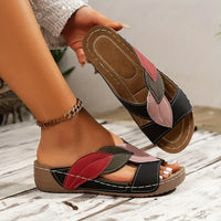 Sandales à enfiler noires, semelle marron, brides bleu marine, empiècement rose