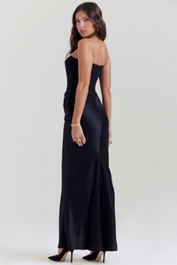 Robe longue bleu nuit à bretelles fines, dos nu partiel et jupe fluide longue