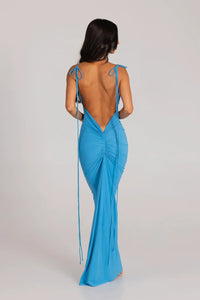 Robe longue bleue dos nu, bretelles nouées et longues franges.